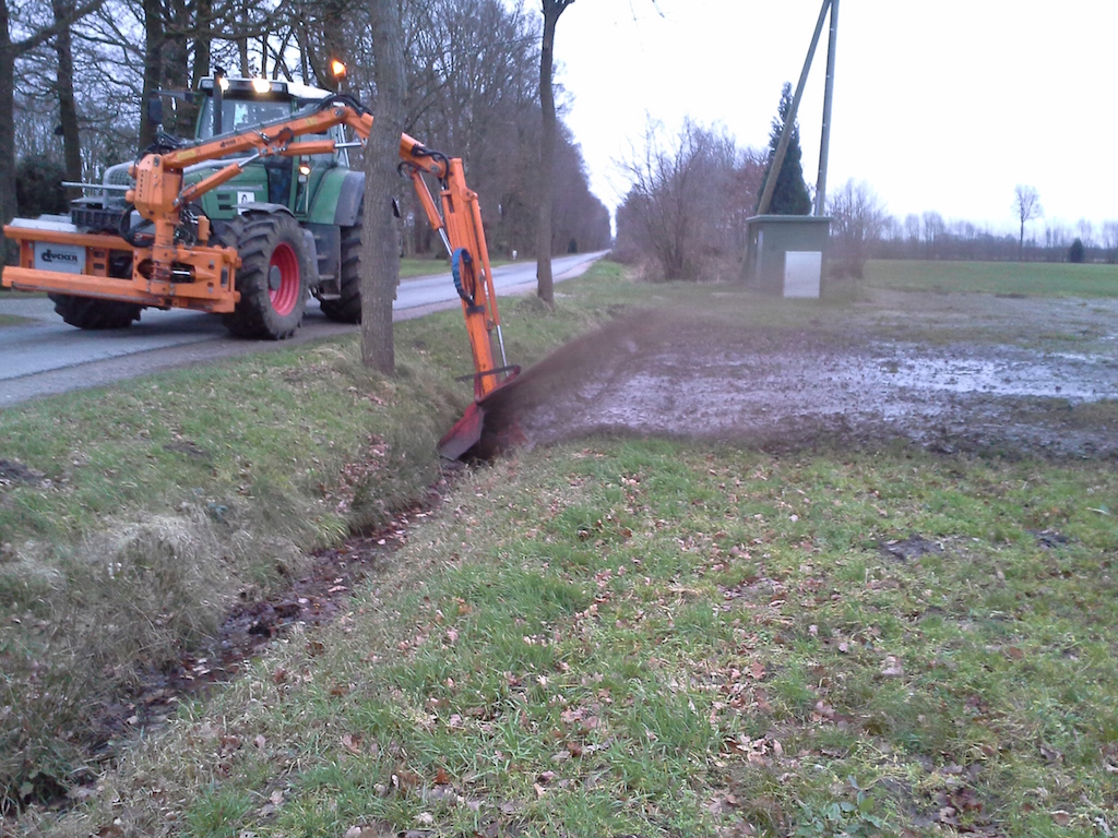 Grabensohlenreinigung mit Ausleger