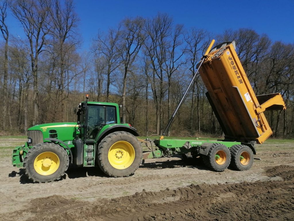 Trecker mit Kipperanhänger