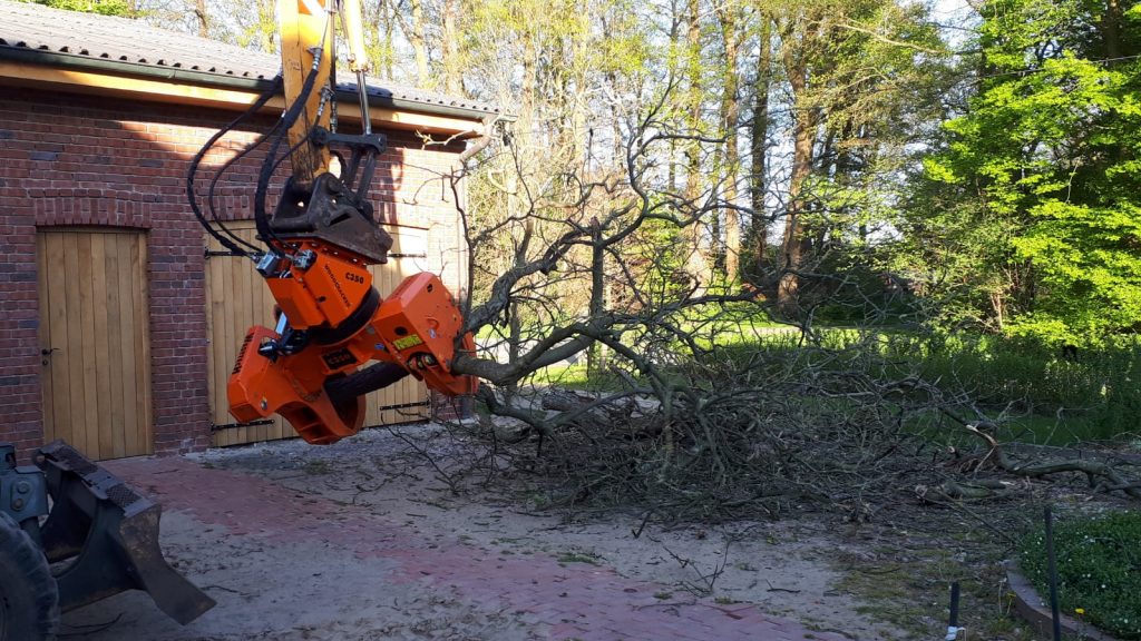 Baumschnitt mit Greifarm