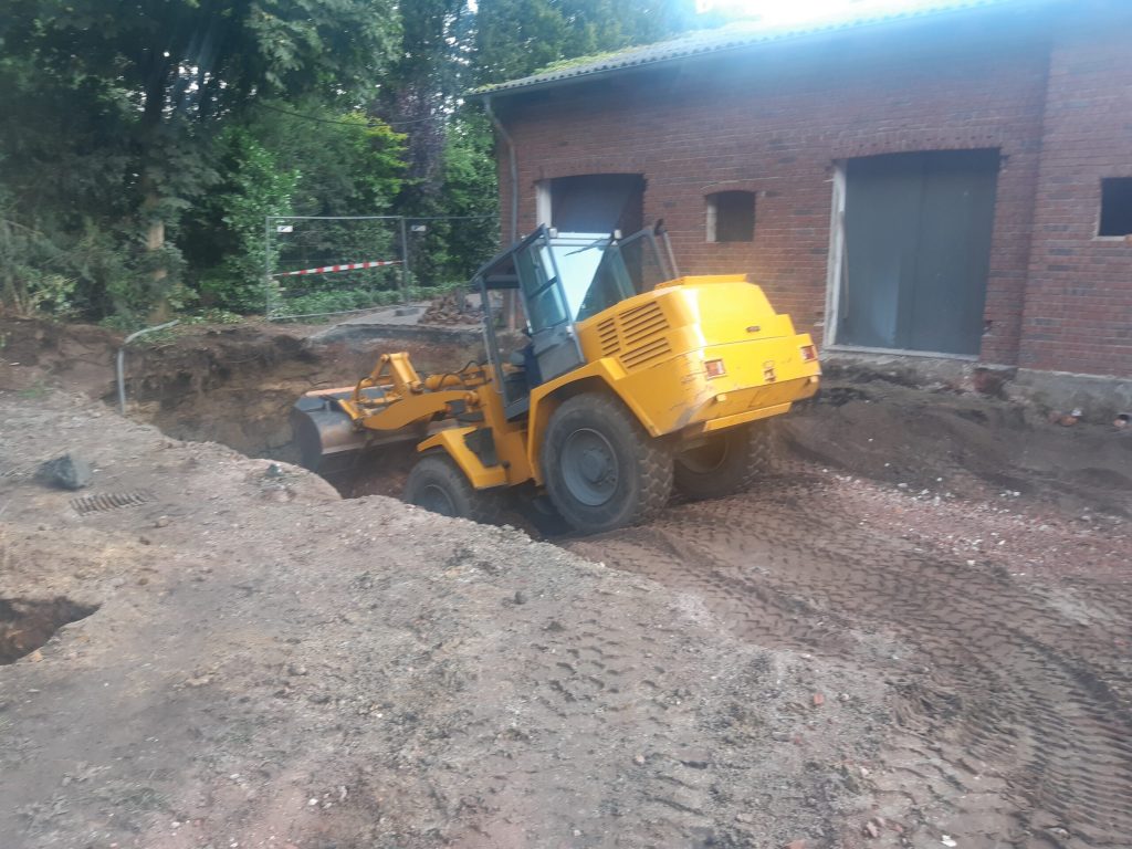 Radlader beim Ausheben