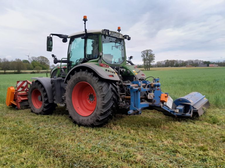 Trecker der das Feld mäht