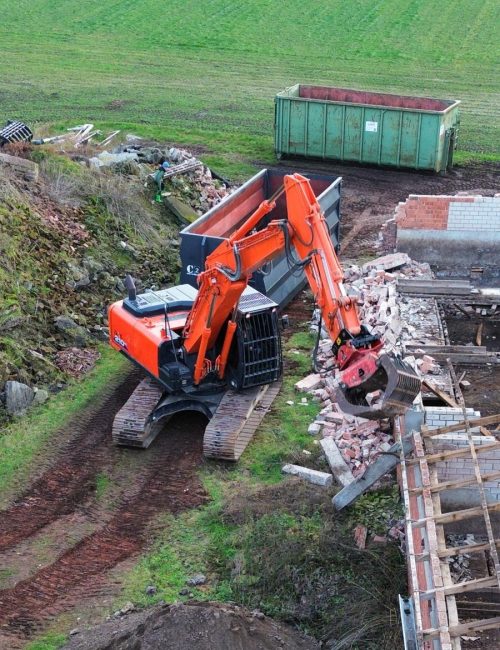 Bagger bei Abrissarbeiten