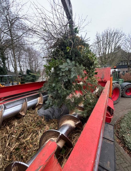 Anhänger mit integriertem Greifarm zur Mulchgewinnung