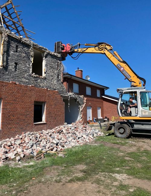 Bagger bei Abrissarbeiten